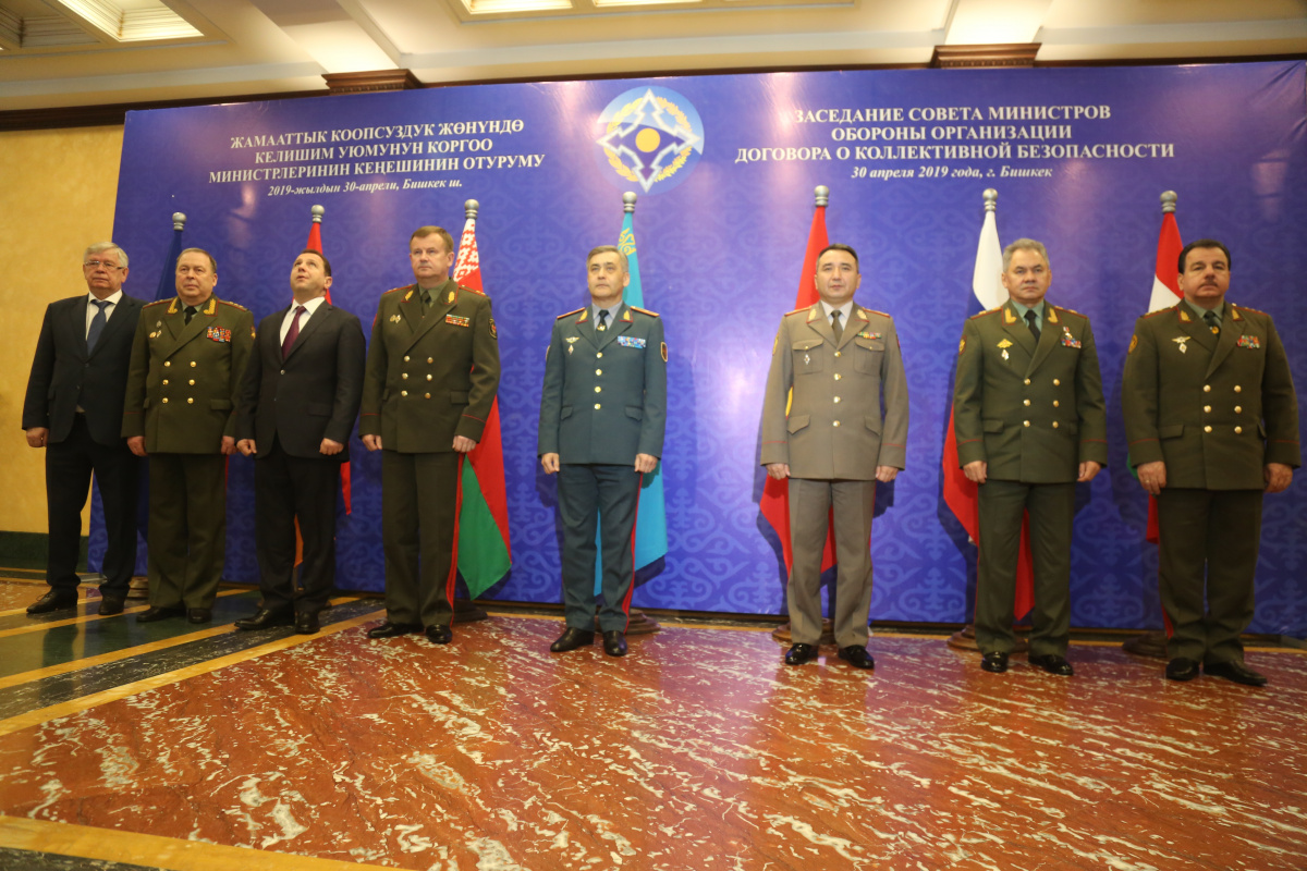 Совет Министров обороны ОДКБ на заседании в Бишкеке 30 апреля обсудил вызовы и угрозы военной безопасности в Центральноазиатском регионе и одобрил Перечень дополнительных мер, направленных на снижение напряженности в таджикско-афганском приграничье 