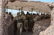 Командиры подразделений во время учебного боя в окопе