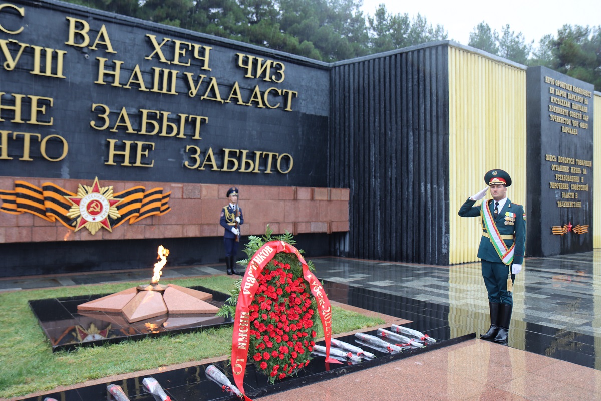 Делегация военнослужащих государств – членов ОДКБ в Душанбе почтила память воинов-героев Великой Отечественной войны и возложила цветы к мемориалу «Вечный огонь»