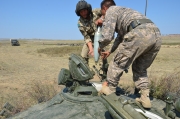Экипаж танка Т-72 во время погрузки боеприпасов