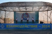 Ансамбль песни и пляски ВДВ России выступает на полевом концерте 