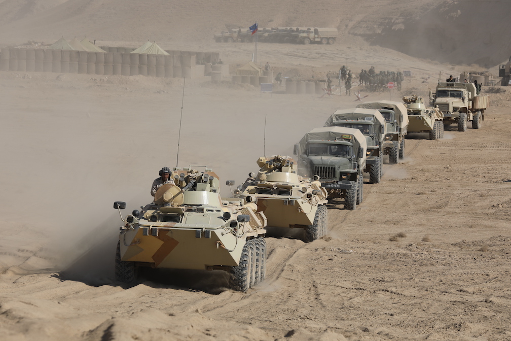 Второй этап совместного учения "Нерушимое братство-2019" стартовал в  Таджикистане на полигоне "Харб-Майдон" в 20 километрах от афганской границы. Командующий КМС ОДКБ доложил план операции по поддержанию мира