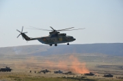 Военно-транспортный вертолет МИ-26 идет на посадку в райне проведения специальной операции