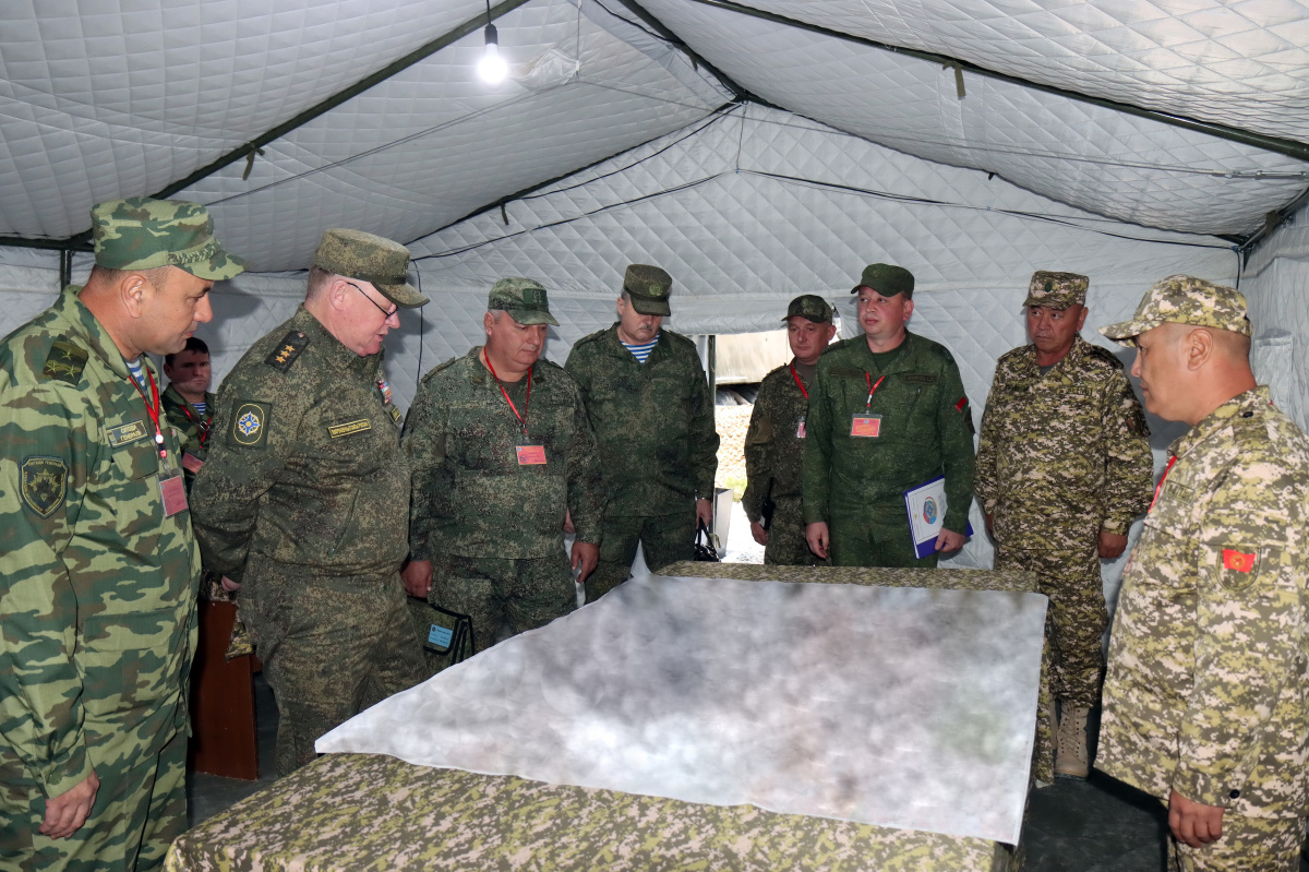 Начальник Объединенного штаба ОДКБ ознакомился с организацией работы на пункте управления КСБР ЦАР