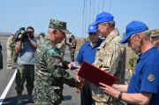 Генеральный секретарь ОДКБ Николай Бордюжа награждает медалями "20 лет Договору о коллективной безопасности" наиболее отличившихся участников учения КСОР "Взаимодействие-2014". Слева - советник Секретариата ОДКБ Анатолий Тимошенков, справа зачитывает приказ советник Секретариата ОДКБ Владимир Булатов