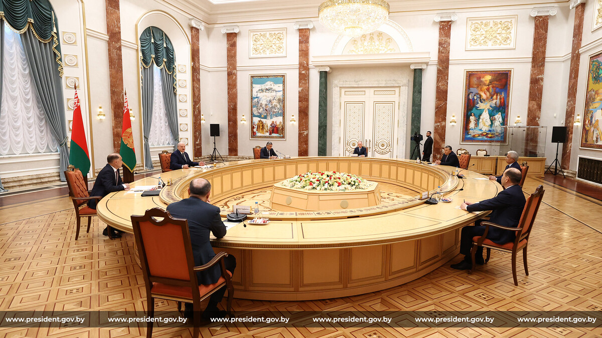 Президент Беларуси Александр Лукашено встретился с секретарями советов безопасности государств - членов ОДКБ 