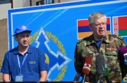Заместитель Генерального секретаря ОДКБ Валерий Семериков (справа) во время пресс-конференции после церемонии открытия учения "Взаимодействие-2014", 18 августа 2014 г. Слева - пресс-секретарь Организации Владимир Зайнетдинов.