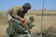 Экипаж танка Т-72 во время погрузки боеприпасов