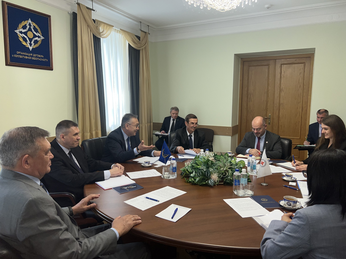 В Секретариате ОДКБ состоялась встреча заместителя Генерального секретаря ОДКБ Таалатбека Масадыкова с Главой Региональной делегации МККК в России и Беларуси Борисом Мишелем