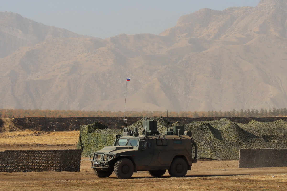 В Таджикистане в ходе специального учения ОДКБ «Барьер-2025» впервые применена разведывательная химическая машина РХМ-8 на базе бронеавтомобиля «Тигр»