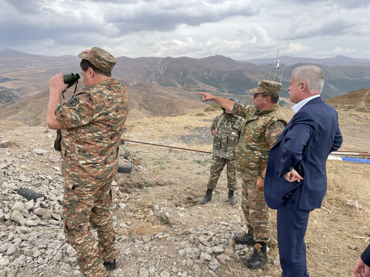 Миссия ОДКБ в Армении во главе с Генеральным секретарем Организации Станиславом Засем посетила приграничный район на границе с Азербайджаном