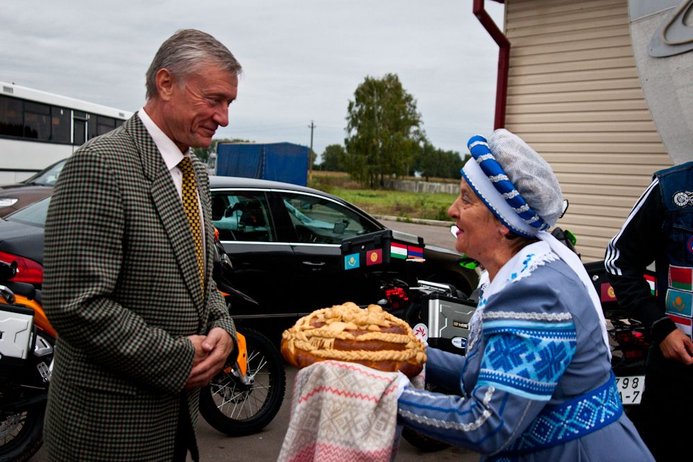 Н.Бордюжу встречают с караваем.jpg