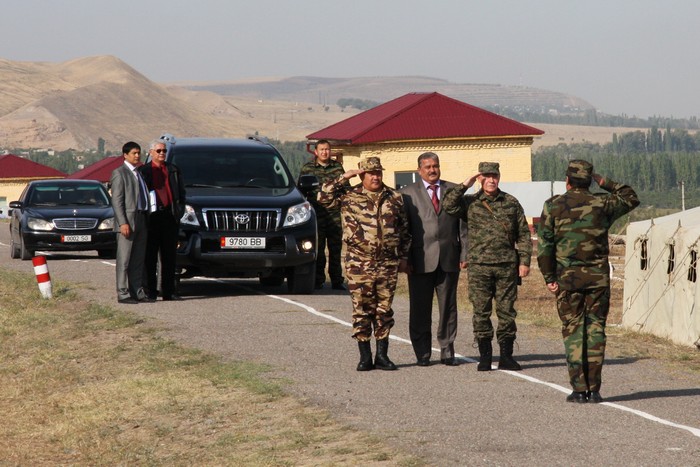 Зам.генсека ОДКБ Х.Латыпов на учениях ГРОМ-2013.JPG